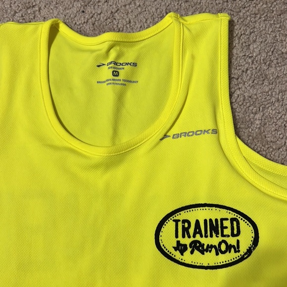 Brooks Neon Yellow Cropped Tank Top - Size Medium - Picture 3 of 4
